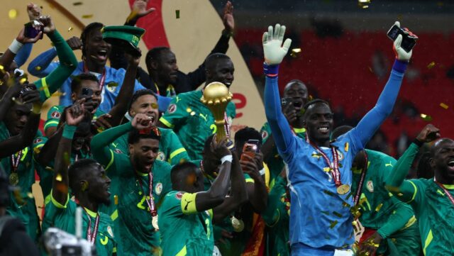 Hráči Senegalu oslavujú s trofejou po víťazstve na Africkom pohári národov