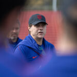 MARIETTA, GRUZÍNSKO - 23. marca: Hlavný tréner Mauricio Pochettino zo Spojených štátov v rozhovore s hráčmi počas tréningu USMNT na ihrisku Children's Healthcare of Atlanta Training Ground 23. marca 2026 v Marietta v štáte Georgia. (Foto: John Dorton/ISI Photos/USSF/Getty Images)