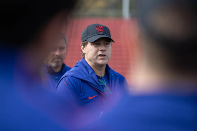 Prečo chce Mauricio Pochettino na majstrovstvá sveta „správnych 26 – MARIETTA, GRUZÍNSKO - 23. marca: Hlavný tréner Mauricio Pochettino zo Spojených štátov v rozhovore s hráčmi počas tréningu USMNT na ihrisku Children's Healthcare of Atlanta Training Ground 23. marca 2026 v Marietta v štáte Georgia. (Foto: John Dorton/ISI Photos/USSF/Getty Images)