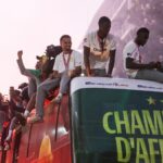 Senegalský národný tím šampiónov AFCON 2025 pozdravuje fanúšikov z tímového autobusu počas víťazných osláv v uliciach
