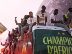 Prečo je Senegal presvedčený, že rozhodnutie AFCON neobstojí uprostred obvinení z „korupcie“. Senegalský národný tím šampiónov AFCON 2025 pozdravuje fanúšikov z tímového autobusu počas víťazných osláv v uliciach