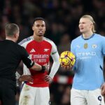 Peter Bankes počas zápasu Arsenal vs Manchester City v sezóne 2024/25