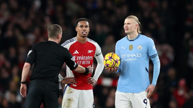 Peter Bankes počas zápasu Arsenal vs Manchester City v sezóne 2024/25