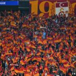 Fanúšikovia Liverpoolu povzbudzujú svoj tím počas prvého kola futbalového zápasu 16. kola Ligy majstrov UEFA medzi Galatasaray SK a Liverpool FC v športovom komplexe Ali Sami Yen v Istanbule 10. marca 2026.