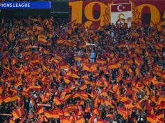 Prečo majú fanúšikovia Galatasaray zakázaný vstup na Anfield pre súboj Ligy majstrov proti Liverpoolu? Fanúšikovia Liverpoolu povzbudzujú svoj tím počas prvého kola futbalového zápasu 16. kola Ligy majstrov UEFA medzi Galatasaray SK a Liverpool FC v športovom komplexe Ali Sami Yen v Istanbule 10. marca 2026.