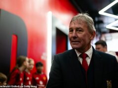 Prečo sa Man United obrátili na klubovú legendu BRYANA ROBSONA, aby tvrdo varoval svoje mladé hviezdy. Navyše, jeho anglický tím na majstrovstvá sveta s veľkým vynechaním United Bryan Robson zostáva pravidelným účastníkom Old Trafford a teraz pomáha hviezdam vyhnúť sa niektorým nástrahám slávy a bohatstva.