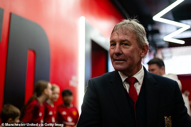 Prečo sa Man United obrátili na klubovú legendu BRYANA ROBSONA, Bryan Robson zostáva pravidelným účastníkom Old Trafford a teraz pomáha hviezdam vyhnúť sa niektorým nástrahám slávy a bohatstva.