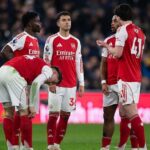 Hráči Arsenalu sa rozprávajú na ihrisku