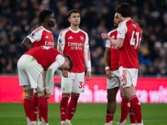 Prečo sú v sobotu dva výkopy Premier League o 17:30? Hráči Arsenalu sa rozprávajú na ihrisku