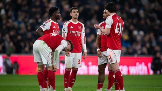 Hráči Arsenalu sa rozprávajú na ihrisku