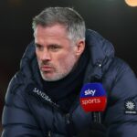 Odborník Sky Sports Jamie Carragher počas zápasu Premier League medzi Nottingham Forest a Tottenham Hotspur na City Ground