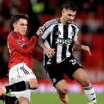 Manuel Ugarte z Manchestru United bojuje s Brunom Guimaraesom