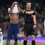 Yves Bissouma z Tottenhamu Hotspur reaguje, keď sa Xavi Simons z Tottenhamu Hotspur pripravuje na priamy kop počas zápasu Premier League medzi Tottenhamom Hotspur a Crystal Palace.