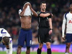 Predpovede o zostupe Tottenhamu, keďže šesť ikon Premier League hovorí v problémoch Yves Bissouma z Tottenhamu Hotspur reaguje, keď sa Xavi Simons z Tottenhamu Hotspur pripravuje na priamy kop počas zápasu Premier League medzi Tottenhamom Hotspur a Crystal Palace.