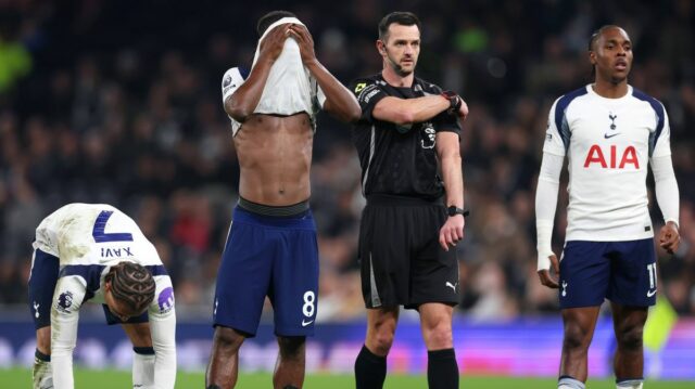 Yves Bissouma z Tottenhamu Hotspur reaguje, keď sa Xavi Simons z Tottenhamu Hotspur pripravuje na priamy kop počas zápasu Premier League medzi Tottenhamom Hotspur a Crystal Palace.