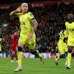 Premier League: Richarlisons sa začervenal za Tottenham Hotspur pri remíze 1:1 s Liverpoolom