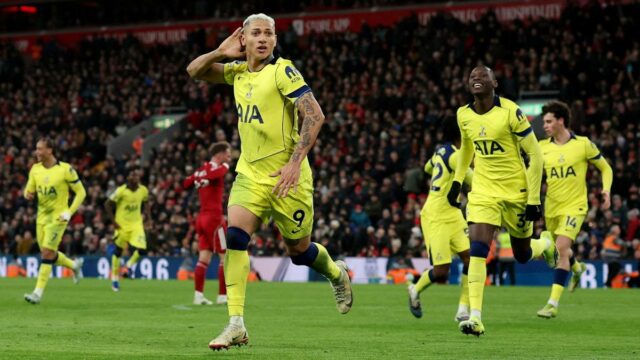 Premier League: Richarlisons sa začervenal za Tottenham Hotspur pri remíze Premier League: Richarlisons sa začervenal za Tottenham Hotspur pri remíze 1:1 s Liverpoolom