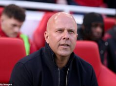 „Premier League nie je radosť pozerať“: Šéf Liverpoolu Arne Slot sa zameriava na Arsenal a na to, ako „takmer zasiahnete brankára do tváre“ uprostred posadnutosti anglického futbalu. Arne Slot priznal, že sa mu nepáči, ako sa Premier League začala spoliehať na štandardky