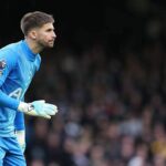 Brankár Tottenhamu Hotspur Guglielmo Vicario a asistent manažéra Bruno Saltor pozdravujú fanúšikov po zápase Premier League v Craven Cottage,...