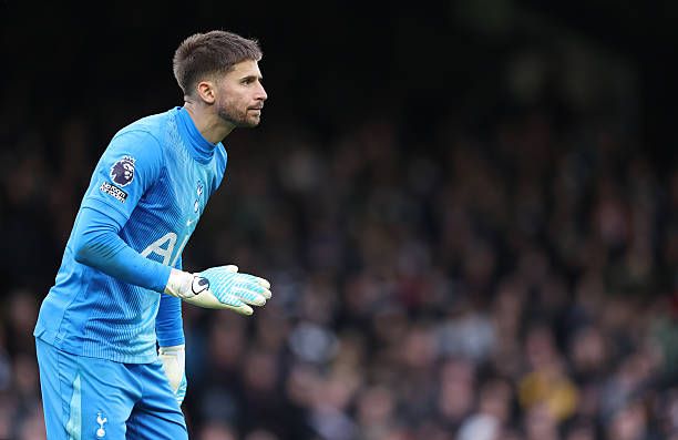 Premier League zmazala video zosmiešňujúce brankára Tottenhamu Guglielma Vicaria po Brankár Tottenhamu Hotspur Guglielmo Vicario a asistent manažéra Bruno Saltor pozdravujú fanúšikov po zápase Premier League v Craven Cottage,...