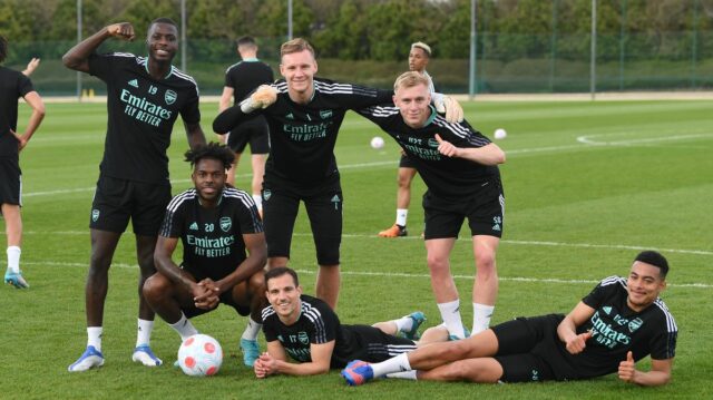 Nicolas Pepe, Nuno Tavares, Bernd Leno, Cedric, Mika Biereth a Miguel Azeez z Arsenalu počas tréningu v London Colney