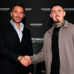 Eddie Hearn (vľavo) si podáva ruku s Tomom Aspinallom po tom, čo ho podpísal s Matchroom's Talent Agency (Jordan Pettitt/PA Wire)