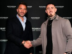 Prestavba Toma Aspinalla a integrálna úloha Eddieho Hearna Eddie Hearn (vľavo) si podáva ruku s Tomom Aspinallom po tom, čo ho podpísal s Matchroom's Talent Agency (Jordan Pettitt/PA Wire)