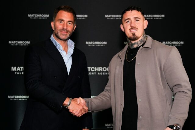 Eddie Hearn (vľavo) si podáva ruku s Tomom Aspinallom po tom, čo ho podpísal s Matchroom's Talent Agency (Jordan Pettitt/PA Wire)