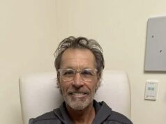 Priateľ Hokejovej legendy Sarah Palin Ron Duguay nedokáže zadržať úsmev, keď konečne zdieľa podrobnosti o ich ultrasúkromnom vzťahu… ale má vyčerpávajúcu aktualizáciu o rakovine Hokejová ikona Ron Duguay otvára Daily Mail o svojich bojoch so 4. štádiom rakoviny