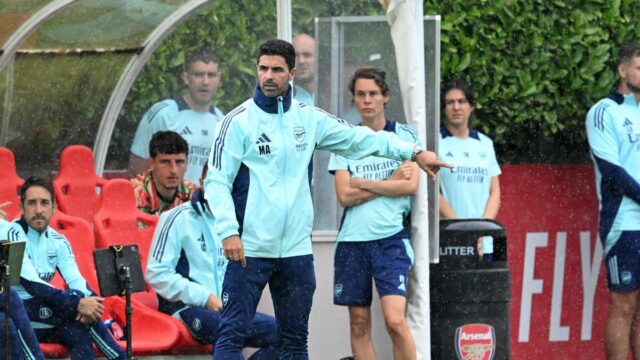 Manažér Arsenalu Mikel Arteta počas svojho pôsobenia zorganizoval niekoľko priateľov za zatvorenými dverami