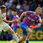 Škótsky stredopoliar Nottingham Forest č. 08 Elliot Anderson fauloval anglického stredopoliara Crystal Palace č. 20 Adama Whartona počas futbalového zápasu anglickej Premier League medzi Crystal Palace a Nottingham Forest v Selhurst Park v južnom Londýne 24. augusta 2025. (Foto: Ben STANSALL / AFP) / OBMEDZENÉ PRE REDAKCIU. Nepoužívajte s nepovoleným zvukom, videom, údajmi, súpiskami zápasov, logami klubov/ligy alebo „živými“ službami. Online použitie v zápase je obmedzené na 120 obrázkov. Ďalších 40 obrázkov môže byť použitých v predĺžení. Nie emulácia videa. Používanie sociálnych médií počas zápasu je obmedzené na 120 obrázkov. Ďalších 40 obrázkov môže byť použitých v predĺžení. Nepoužívajte v publikáciách o stávkach, hrách alebo publikáciách pre jednotlivé kluby/ligy/hráčov. / (Foto: BEN STANSALL/AFP cez Getty Images)