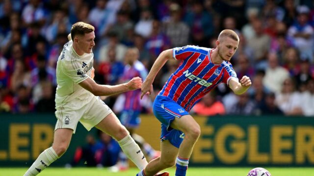 Škótsky stredopoliar Nottingham Forest č. 08 Elliot Anderson fauloval anglického stredopoliara Crystal Palace č. 20 Adama Whartona počas futbalového zápasu anglickej Premier League medzi Crystal Palace a Nottingham Forest v Selhurst Park v južnom Londýne 24. augusta 2025. (Foto: Ben STANSALL / AFP) / OBMEDZENÉ PRE REDAKCIU. Nepoužívajte s nepovoleným zvukom, videom, údajmi, súpiskami zápasov, logami klubov/ligy alebo „živými“ službami. Online použitie v zápase je obmedzené na 120 obrázkov. Ďalších 40 obrázkov môže byť použitých v predĺžení. Nie emulácia videa. Používanie sociálnych médií počas zápasu je obmedzené na 120 obrázkov. Ďalších 40 obrázkov môže byť použitých v predĺžení. Nepoužívajte v publikáciách o stávkach, hrách alebo publikáciách pre jednotlivé kluby/ligy/hráčov. / (Foto: BEN STANSALL/AFP cez Getty Images)