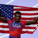 Bronzový medailista Fred Kerley z tímu USA reaguje po súťaži vo finále mužov na 100 m v deviaty deň olympijských hier v Paríži 2024. Teraz má zákaz činnosti do augusta 2027.
