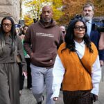 Hlavný tréner Blazers Chauncey Billups odchádza z októbrového súdneho vystúpenia