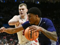Prvý 2-ukazovateľ Chasea Johnstona umožňuje najvyššiemu bodu č. 12 rozrušiť číslo 5 vo Wisconsine Basketbal NCAA: Prvé kolo turnaja NCAA – najvyšší bod vo Wisconsine