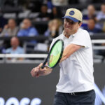 Sam Querrey (vľavo) dostáva trofej po tom, čo porazil Kaesa Van't Hofa vo finále CIF chlapcov na turnaji Ojai v roku 2004.