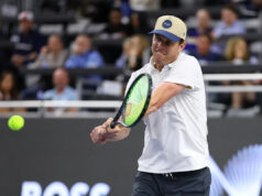 Querrey bude ocenený na 124. tenisovom turnaji Ojai v apríli Sam Querrey (vľavo) dostáva trofej po tom, čo porazil Kaesa Van't Hofa vo finále CIF chlapcov na turnaji Ojai v roku 2004.