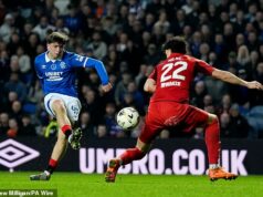 RANGERS 4 ABERDEEN 1: Moore poskytuje kúzlo, keď hostitelia rozoberajú bezútešných Donov Moore sa ohýba v druhej popoludní Rangers proti Aberdeenu