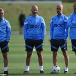 Carlos Vicens s (zľava) trénerom Manchestru City Enzom Marescom, šéfom Pepom Guardiolom a asistentom manažéra Rodolfom Borrellom v roku 2022