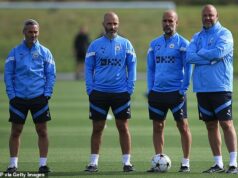 ROZHOVOR CARLOS VICENS: Takto som premenil Man City na rekordných špecialistov na scénu, motivačné triky, ktoré som použil pri Johnovi Stonesovi a Rubenovi Diasovi, a rady od Pepa Guardiolu, ktoré si so sebou ponesiem do konca svojej kariéry. Carlos Vicens s (zľava) trénerom Manchestru City Enzom Marescom, šéfom Pepom Guardiolom a asistentom manažéra Rodolfom Borrellom v roku 2022