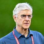 Čiarový rozhodca drží vlajku pre ofsajd