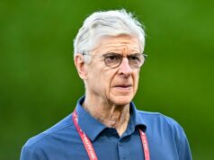 Radikálna zmena pravidiel pre ofsajd Arséna Wengera robí ďalší krok napriek odmietnutiu UEFA Čiarový rozhodca drží vlajku pre ofsajd