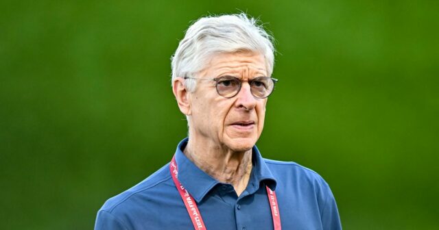 Radikálna zmena pravidiel pre ofsajd Arséna Wengera robí ďalší krok Čiarový rozhodca drží vlajku pre ofsajd