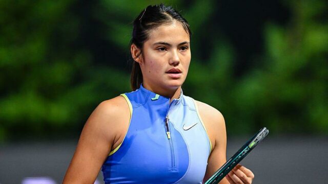 Raducanu odstúpil z Miami Open pre chorobu Fran Jones z Veľkej Británie a Američanka Venus Williamsová na rozdelenom obrázku s Jonesom v oranžovom tenisovom oblečení a bielej šiltovke a Williamsom v bielom tenisovom oblečení a bielom šilte