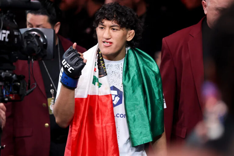 Raul Rosas Jr. sleduje rekord najmladšieho šampióna UFC Jona Jonesa