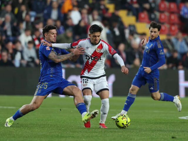 Rayo Vallecano plavba okolo Real Oviedo do pohodlia strednej triedy Lejeune a Vinas.