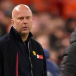 LIVERPOOL, ANGLICKO – 15. MARCA: Igor Tudor, dočasný manažér Tottenhamu Hotspur, komunikuje s Arne Slotom, manažérom Liverpoolu, po zápase Premier League medzi Liverpoolom a Tottenhamom Hotspur na Anfielde 15. marca 2026 v Liverpoole v Anglicku. (Foto: Carl Recine/Getty Images)