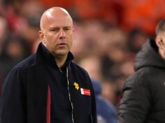 Reakcia Arneho Slotu na gól Richarlisona hovorí jasnou rečou, keď sa znovu objavujú zlyhania Liverpoolu LIVERPOOL, ANGLICKO – 15. MARCA: Igor Tudor, dočasný manažér Tottenhamu Hotspur, komunikuje s Arne Slotom, manažérom Liverpoolu, po zápase Premier League medzi Liverpoolom a Tottenhamom Hotspur na Anfielde 15. marca 2026 v Liverpoole v Anglicku. (Foto: Carl Recine/Getty Images)