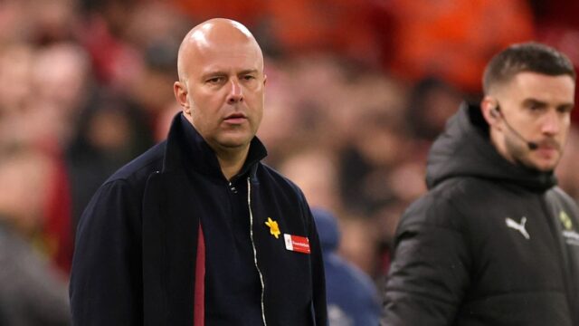 Reakcia Arneho Slotu na gól Richarlisona hovorí jasnou rečou, keď LIVERPOOL, ANGLICKO – 15. MARCA: Igor Tudor, dočasný manažér Tottenhamu Hotspur, komunikuje s Arne Slotom, manažérom Liverpoolu, po zápase Premier League medzi Liverpoolom a Tottenhamom Hotspur na Anfielde 15. marca 2026 v Liverpoole v Anglicku. (Foto: Carl Recine/Getty Images)