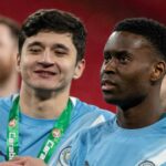 LONDÝN, ANGLICKO - 22. marca: Marc Guéhi z Manchestru City je vidieť na ihrisku po víťazstve tímu vo finálovom zápase Carabao Cup Arsenal a medzi Manchestrom City na štadióne Wembley 22. marca 2026 v Londýne v Anglicku. (Foto: Sebastian Frej/MB Media/Getty Images)